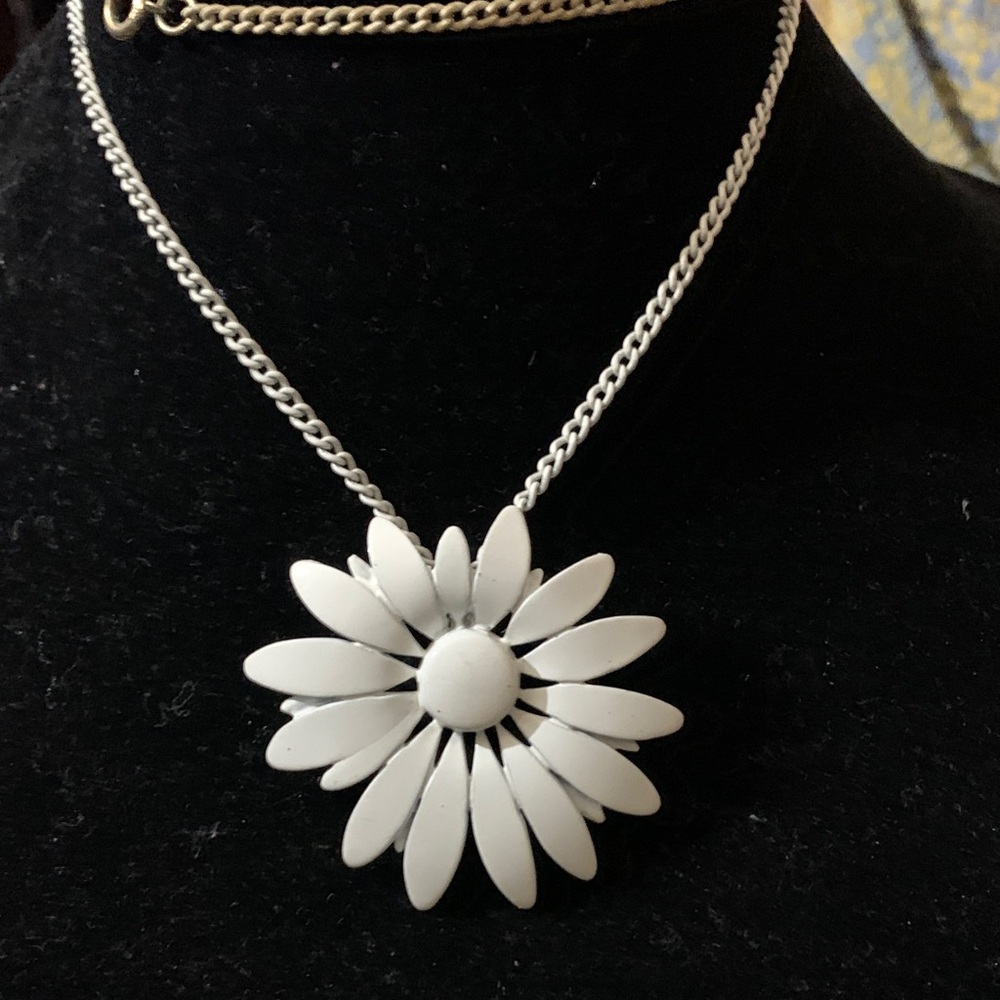 Chic White Floral Pendant Necklace